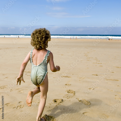 Obraz na plátně petite fille courant sur la plage