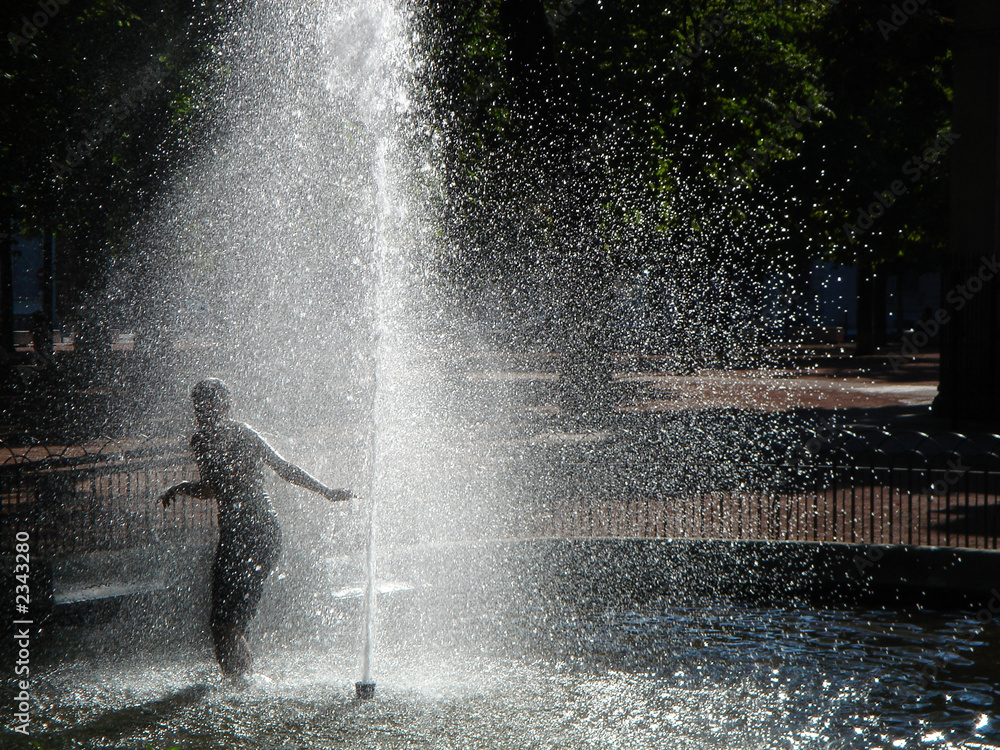 Fototapeta premium enfant dans l'eau