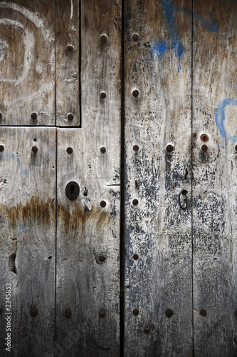 puerta con pintadas