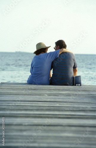 coppia seduta sul molo