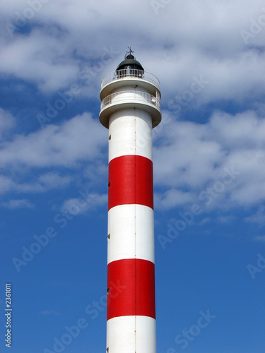 faro contra el cielo