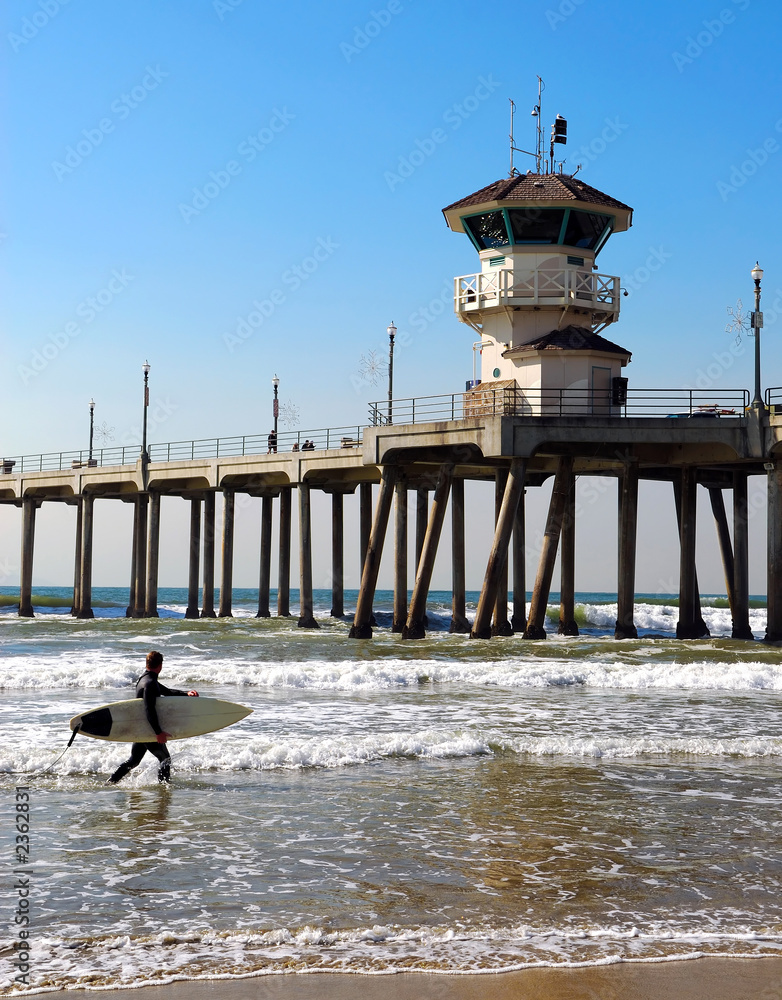 Obraz premium surfer by pier