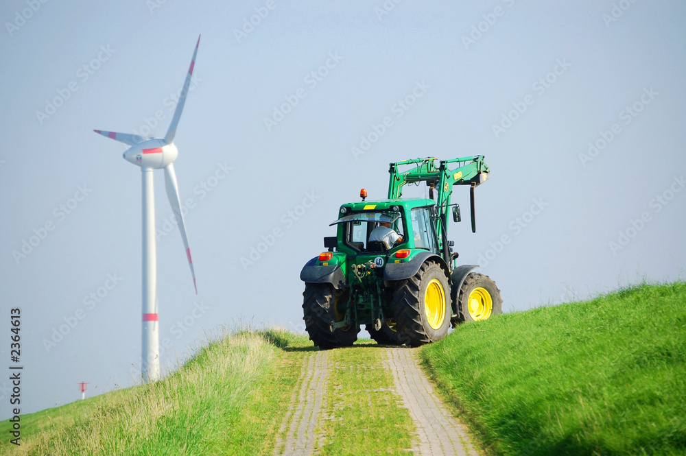 Fototapeta premium trecker, deich und windkraftanlage