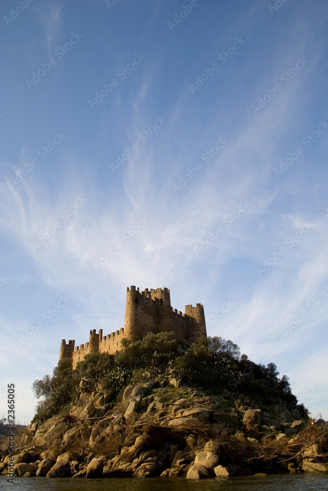 Obraz premium almourol castle and clouds
