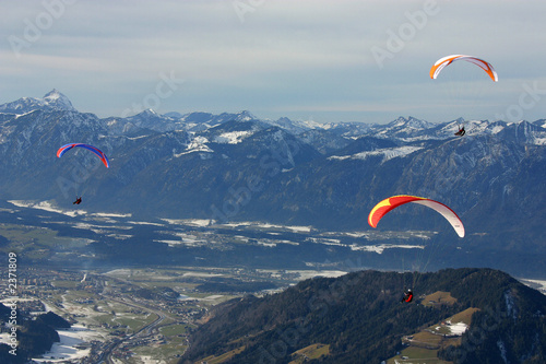 drei paraglider über dem skigebiet photo