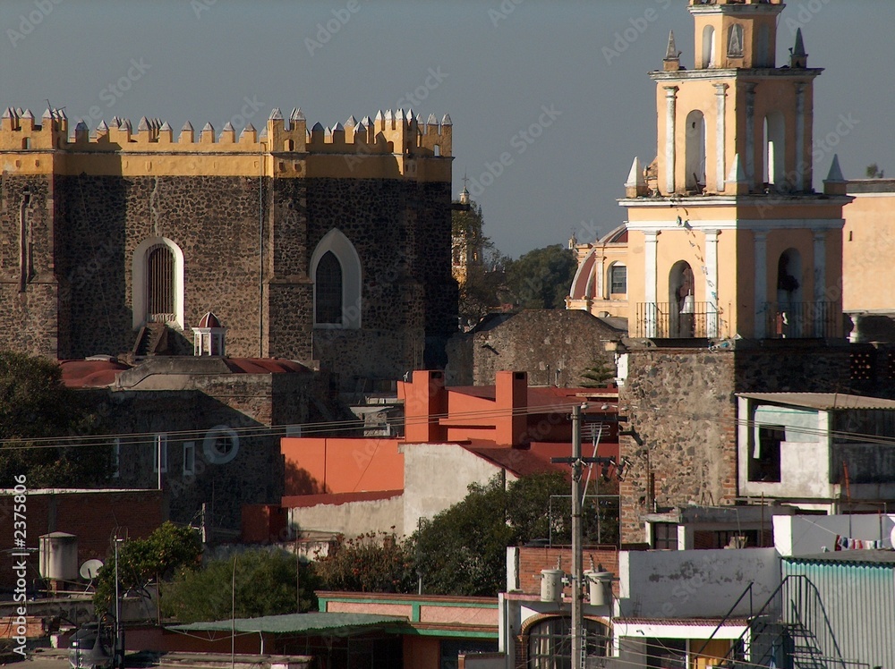 Obraz premium cholula, altstadt mit turm und klosterkirche