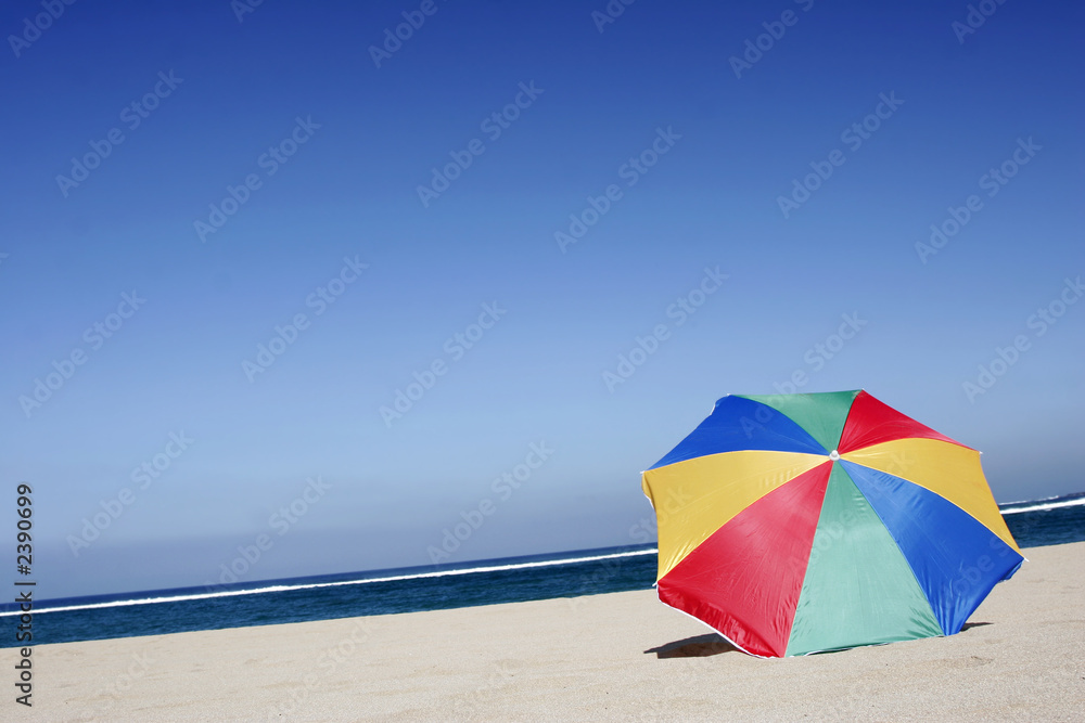 playa con paraguas
