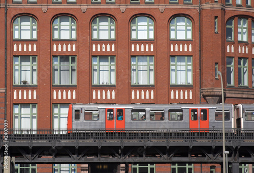 fassade mit s-bahn © Bernd Kröger