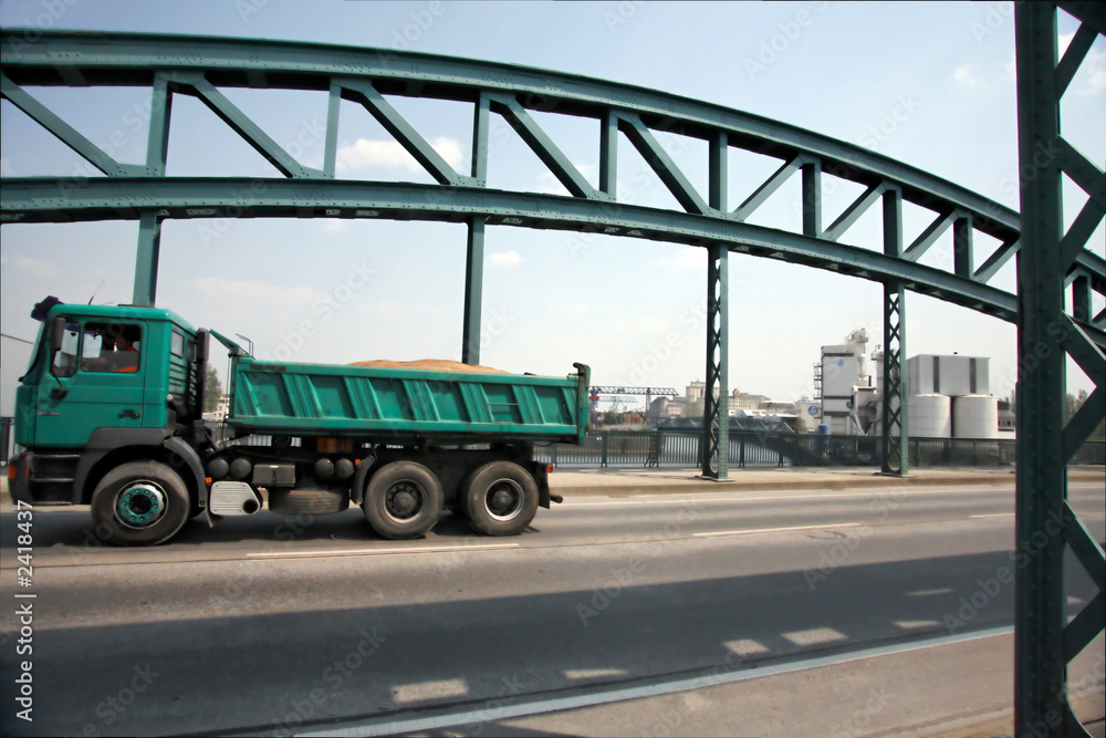 Fototapeta premium lkw auf brücke