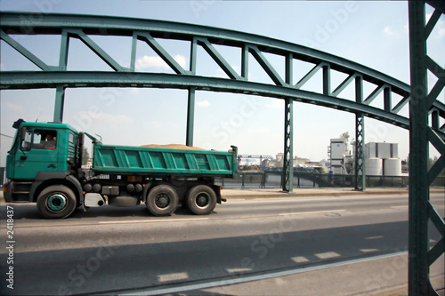lkw auf brücke