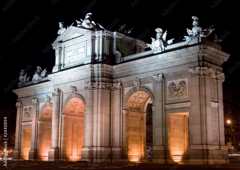 Naklejka premium puerta de alcala at night