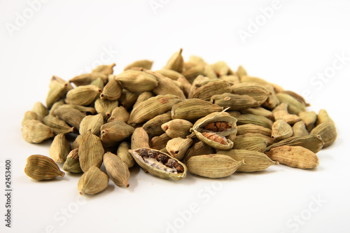 whole cardamon seeds