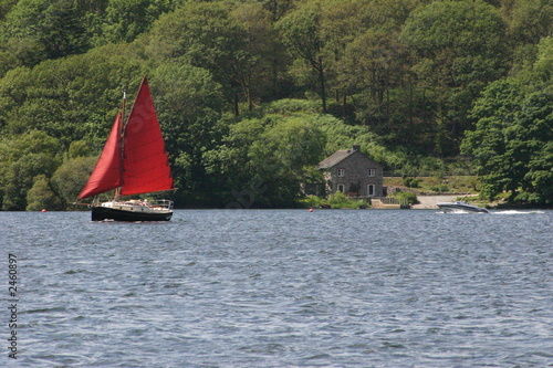 voilier rouge sur un lac