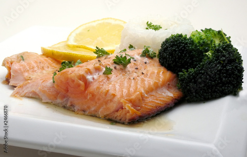 salmon dinner with broccoli