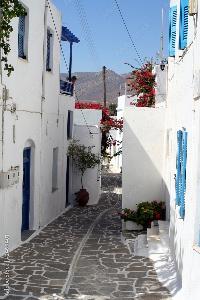 Fototapeta biało-niebieska typowa grecka ulica