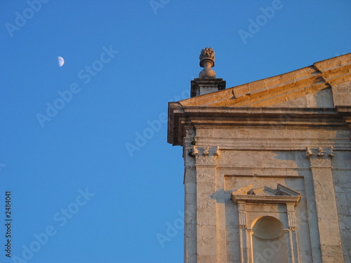 chiesa e luna photo