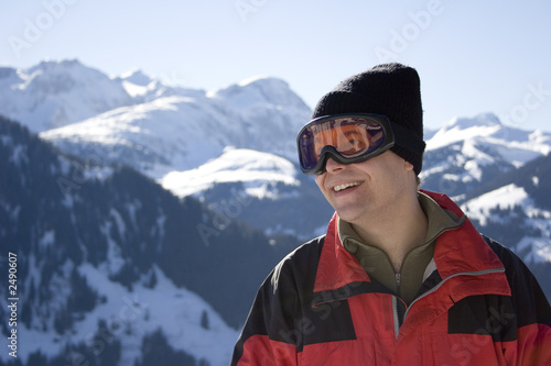mann mit skibrille und kapuze