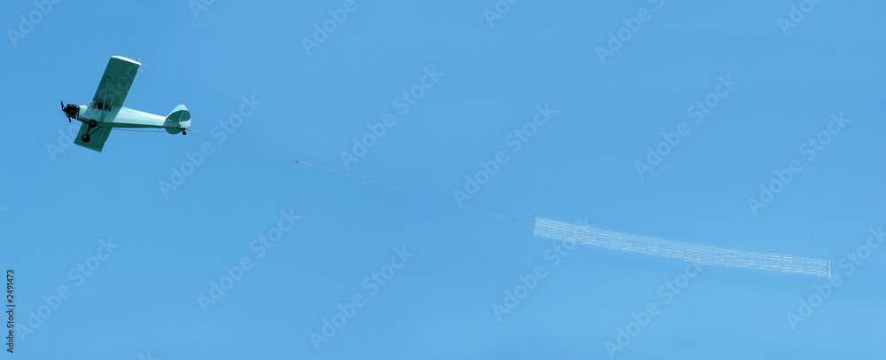 Naklejka premium samolot holujący pusty transparent