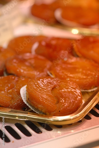 tarte tatin en vitrine photo