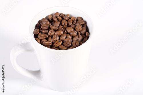 weisse tasse mit kaffeebohnen
