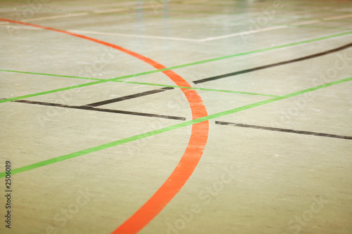 turnhalle mit spielfeldmarkierungen