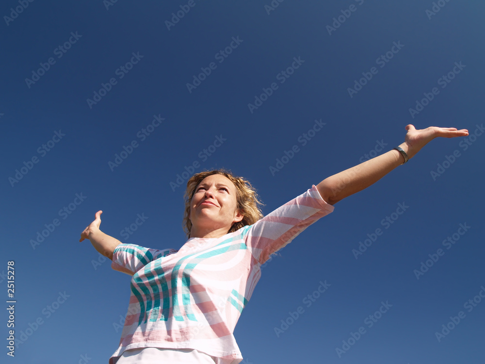 chica joven con los brazos abiertos en un día azul chica joven con los brazos abiertos en un día azul