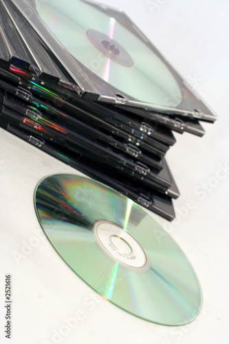 cd et pile de boitiers 2 photo