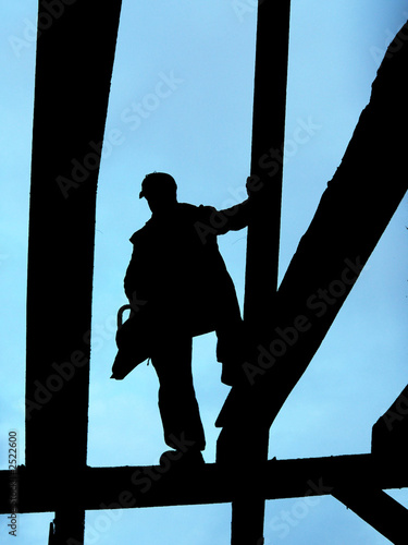 Foto silhouette eines zimmermanns