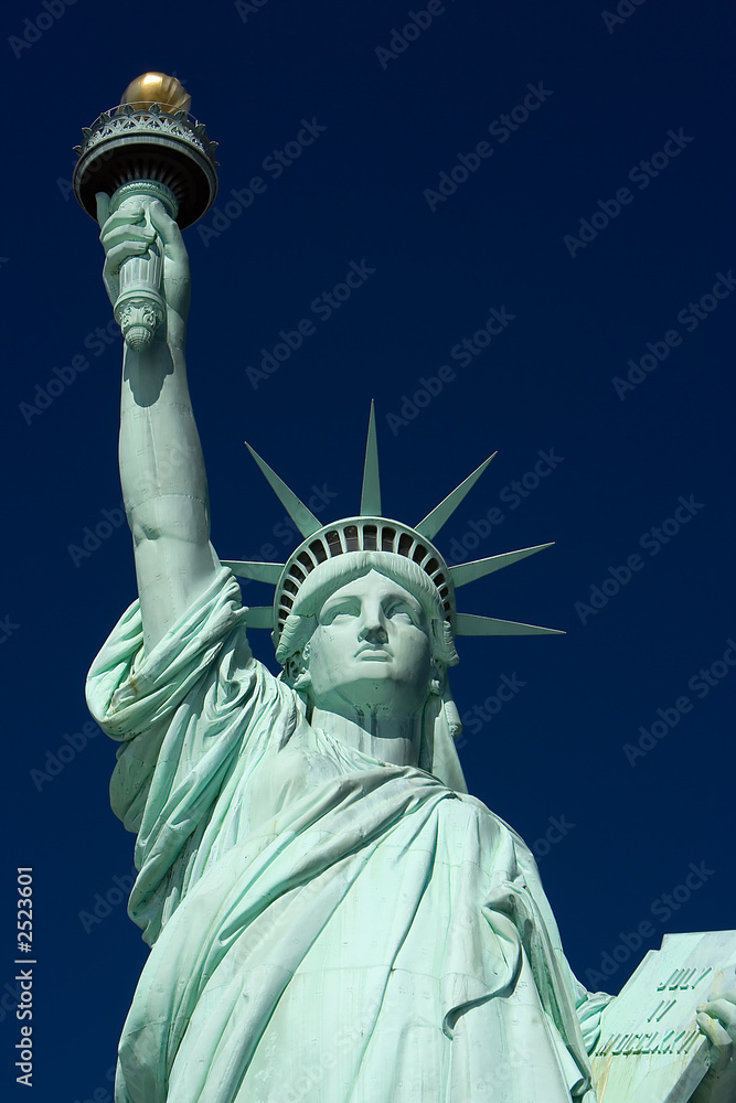 Fototapeta premium statue of liberty against dark blue sky
