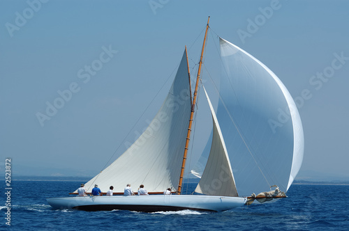 Canvastavla barca a vela classica con vento al lasco