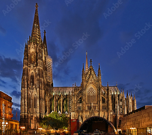 kölner dom seitenansicht
