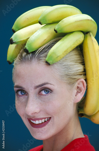 ritratto di ragazza con banane