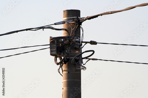 Valokuva palo della luce in cemento e telefonico
