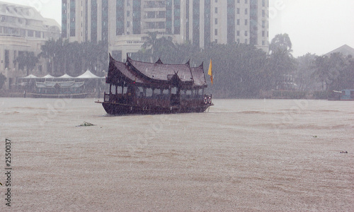 Canvas Print river boat in bangkok