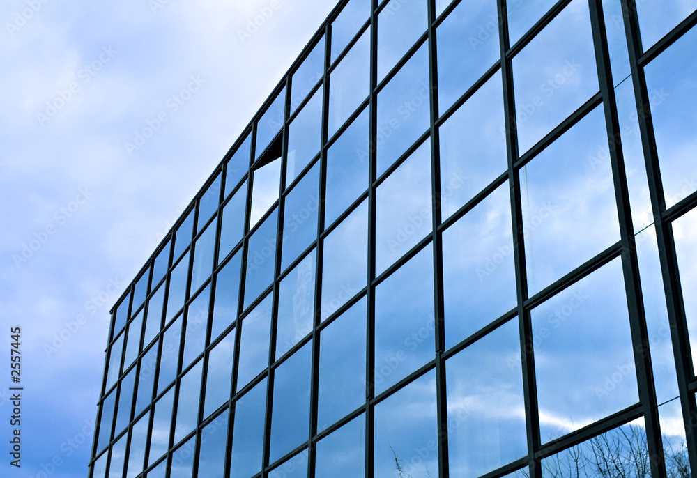 immeuble de bureaux fenetres en verre et ciel bleu immeuble de bureaux fenetres en verre et ciel bleu