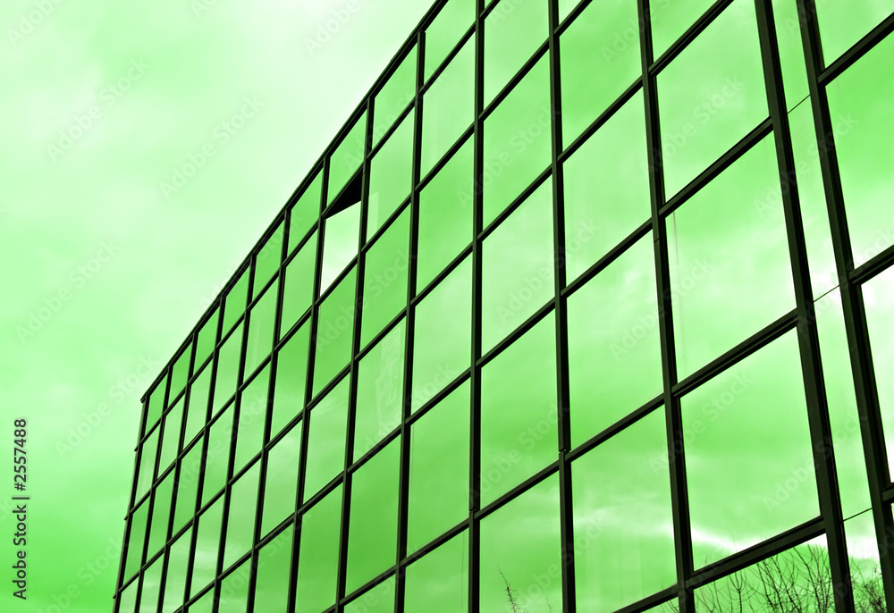 immeuble de bureaux fenetres en verre ciel vert immeuble de bureaux fenetres en verre ciel vert