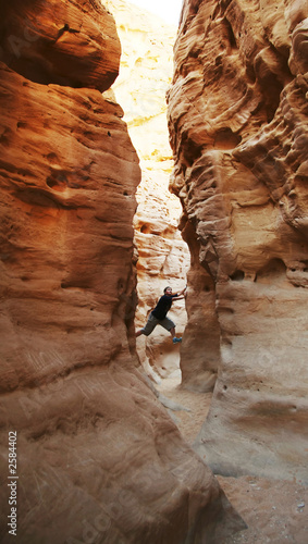 Canvas Print girl climbing in the canyon walls