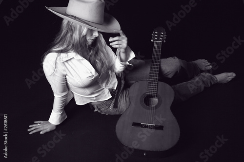 singer with a cowoy hat and guitar