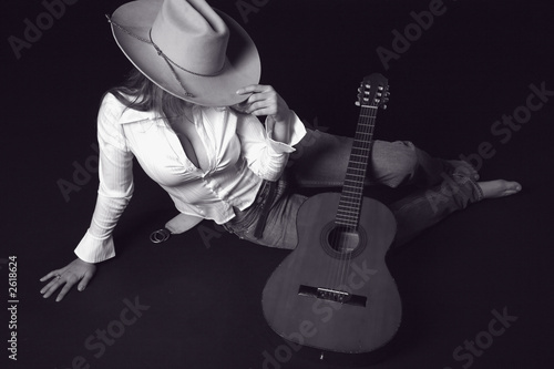 singer with a cowoy hat and guitar