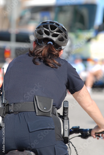 Photo policewoman on bike