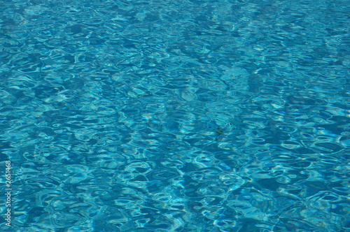 eau de piscine turquoise