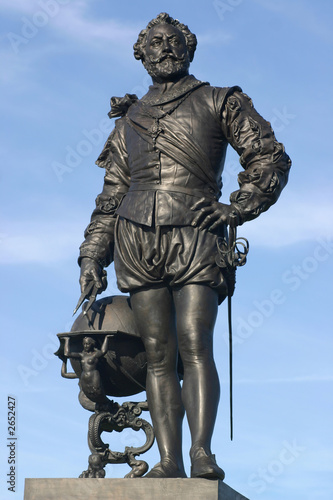 statue of sir. francis drake photo