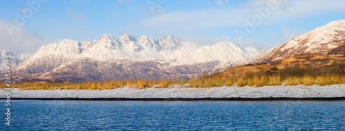 Bild auf Leinwand kodiak shore with lots of snow on the mountains behind