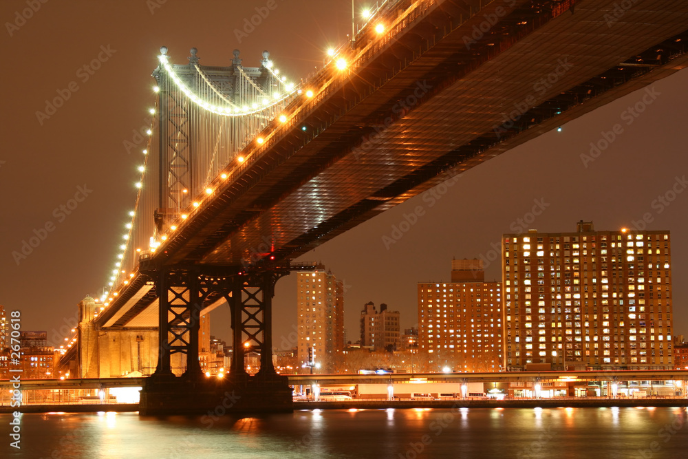 Naklejka premium manhattan bridge and manhattan skyline at night