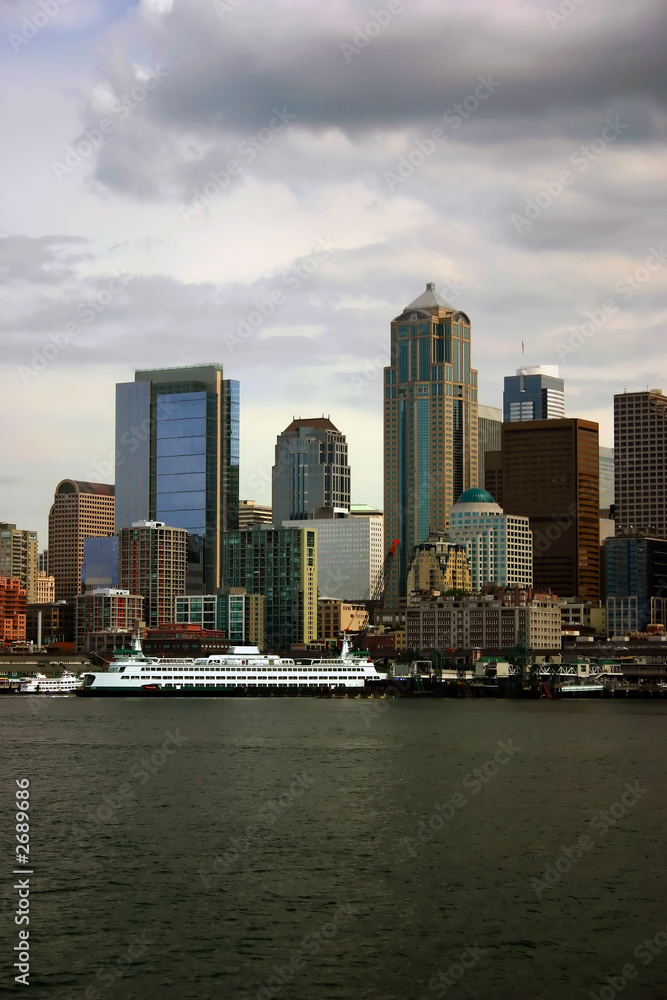Obraz premium seattle skyline with docked ferry