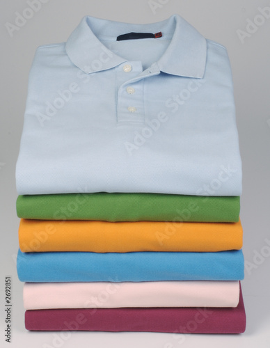 stapel mit polohemden