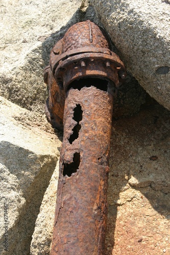 rostiges abflussrohr am meer