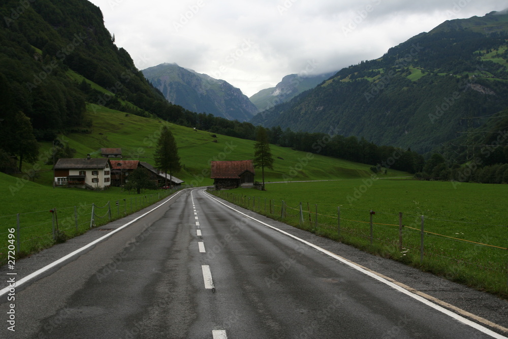 Naklejka premium mountrains road perspective