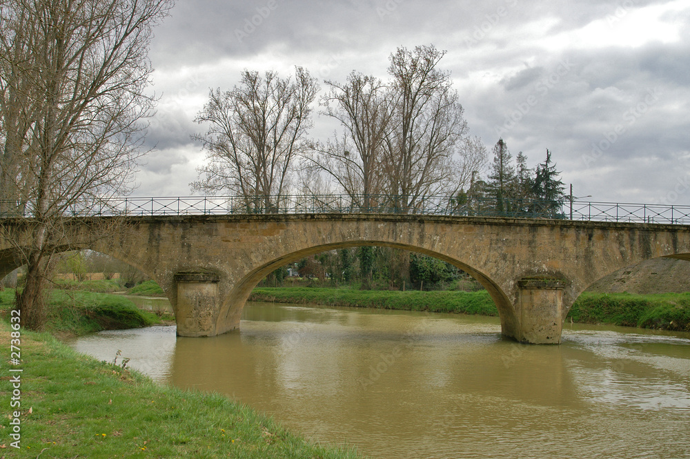 le pont et la rivière marron