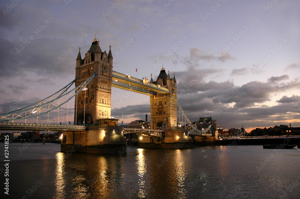 tower bridge of london de nuit